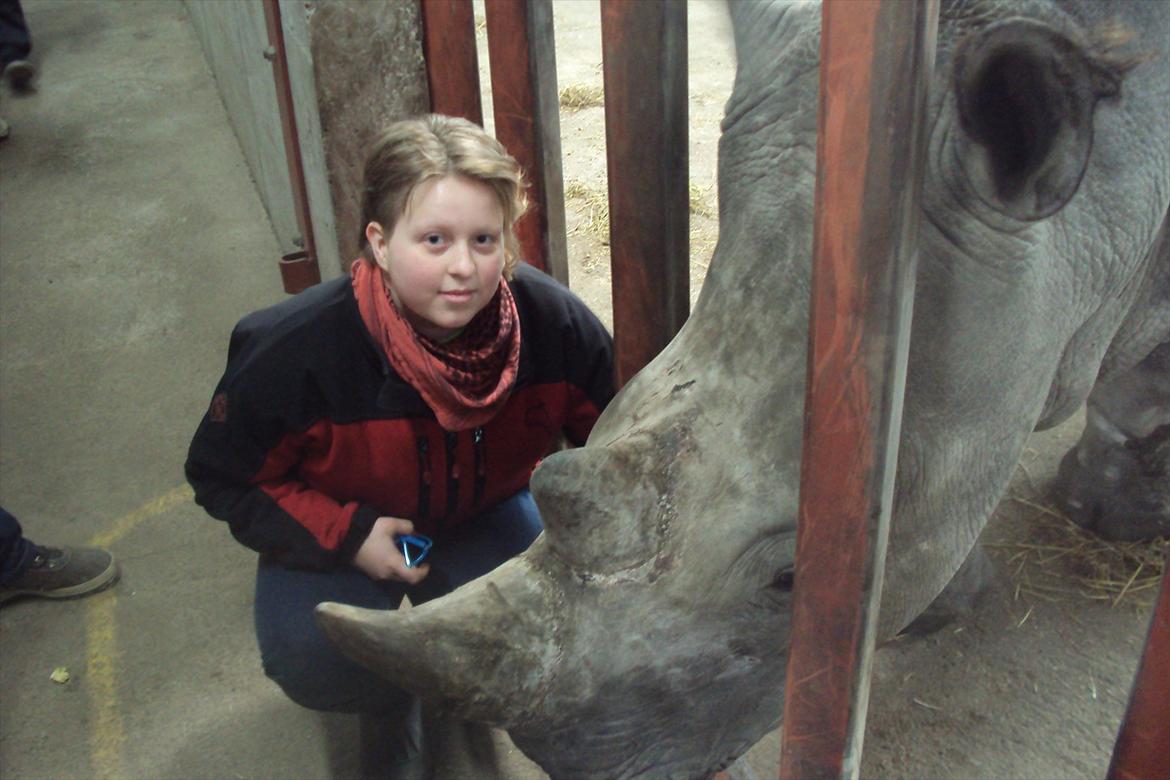 Kvinde Camilla Gubbi - Bag kulisserne i giveskud ved næsehornene :) billede 11