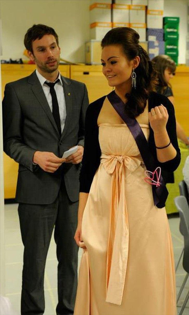 Kvinde Amanda B - til Galla på skolen,, 
Jeg blev kåret som ballets babe, og her har jeg lige modtaget prisen :D billede 9