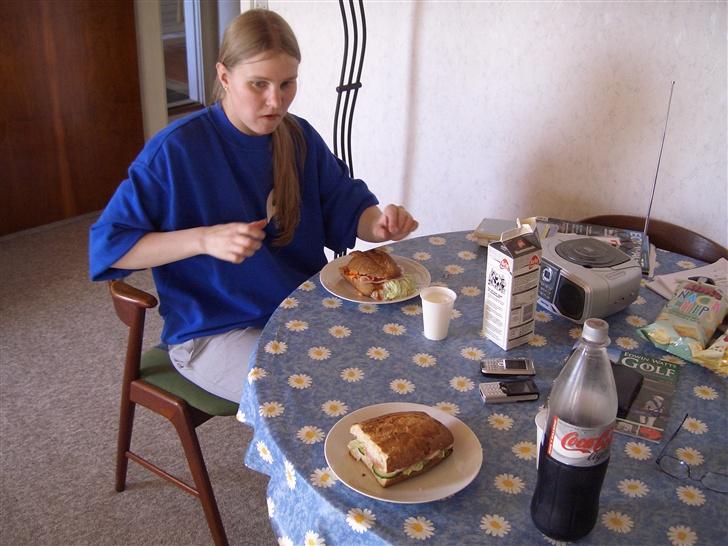Kvinde Katherine - Jeg spiser en sandwich billede 4