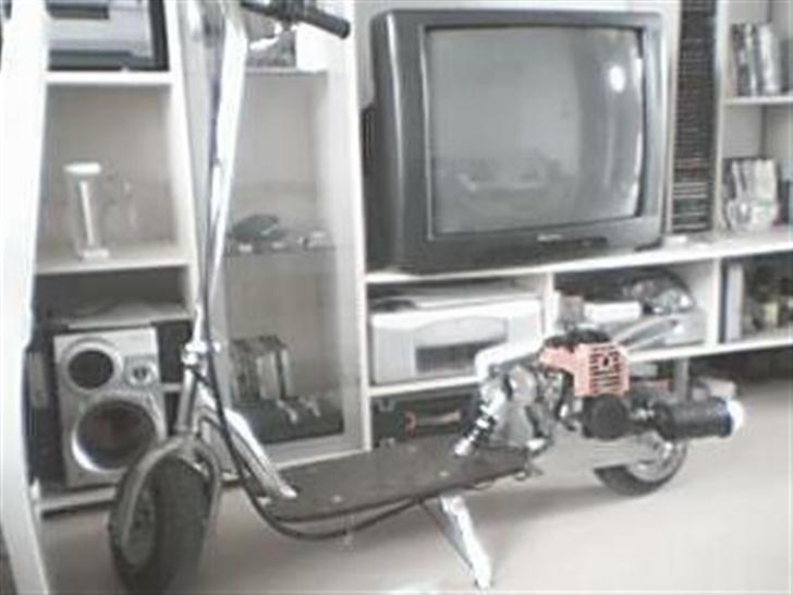 Mand Patrick - mit benzin løbehjul, det er nice... :D billede 2