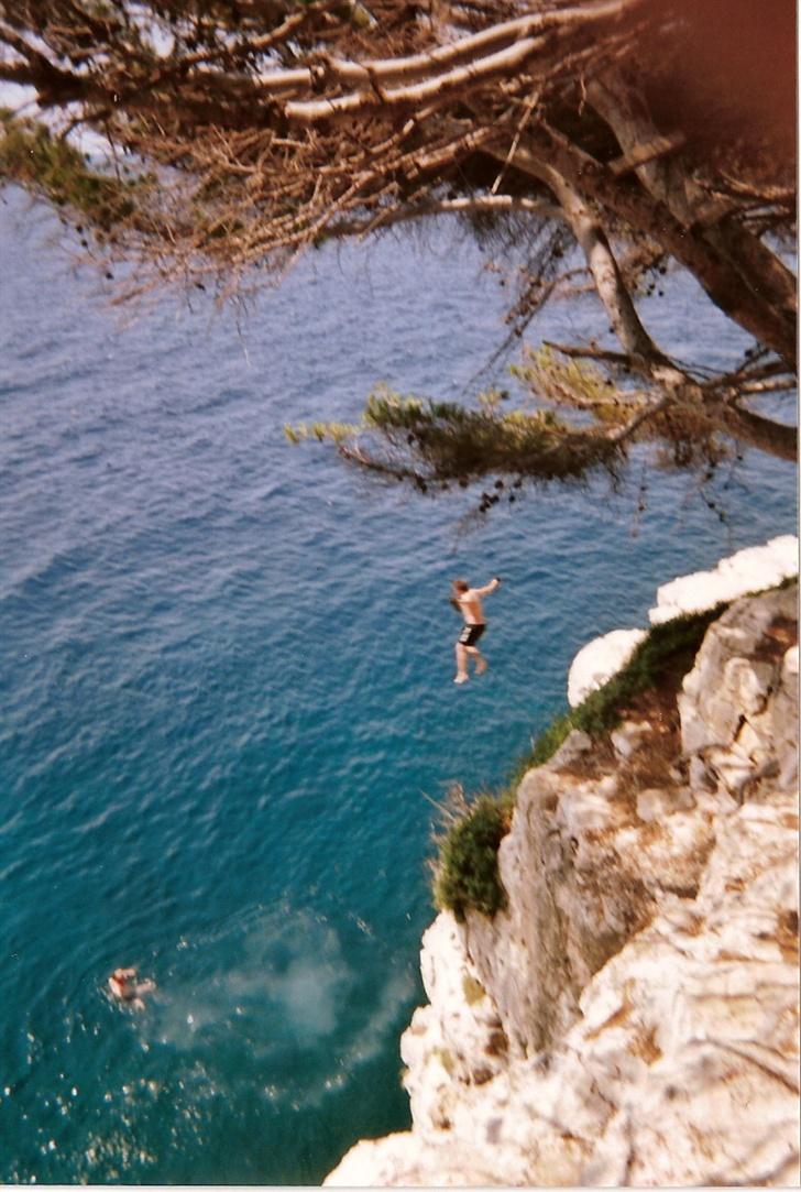 Mand RasmusP - Mig der hoppede fra klipper i Kroatien det var omkring 15-20 meter jeg hoppede fra ! billede 2