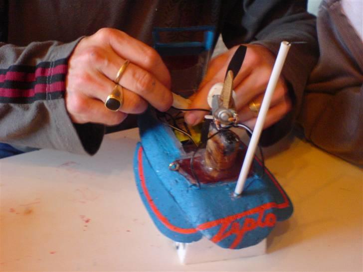 Mand Allan Vitus Hansen - Her leger jeg med min lille båd som jeg kalder ZEPTO, som jeg selv har bygget. billede 3