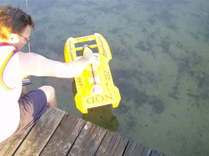 Mand Allan Vitus Hansen - Her sidder jeg med min nyeste båd, klar til sejlads. billede 4