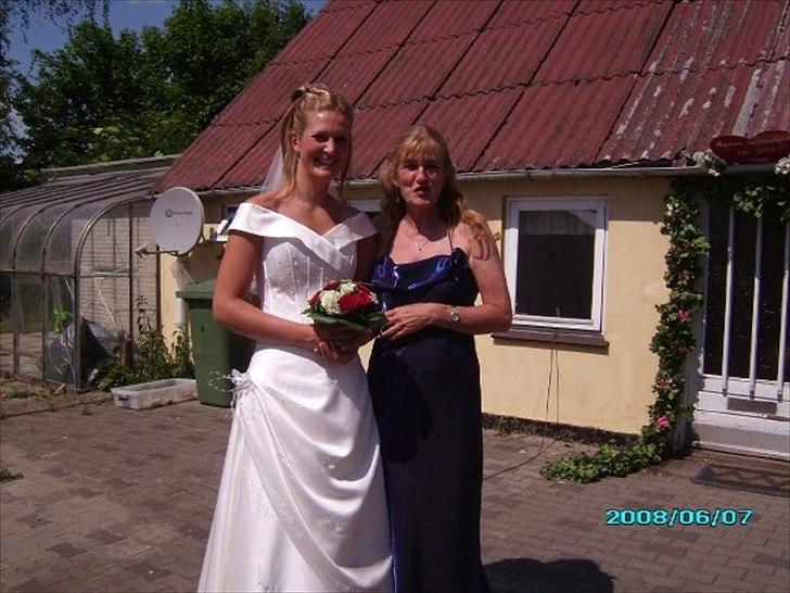 Kvinde Britta - Min mor i blå kjole og mig i brudekjole til mit bryllup i 2008 billede 4