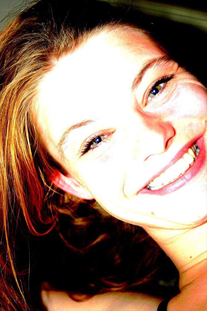 Kvinde Nina kære Nina - Smil stort - og ret så på farverne; tadaaaa =D billede 1