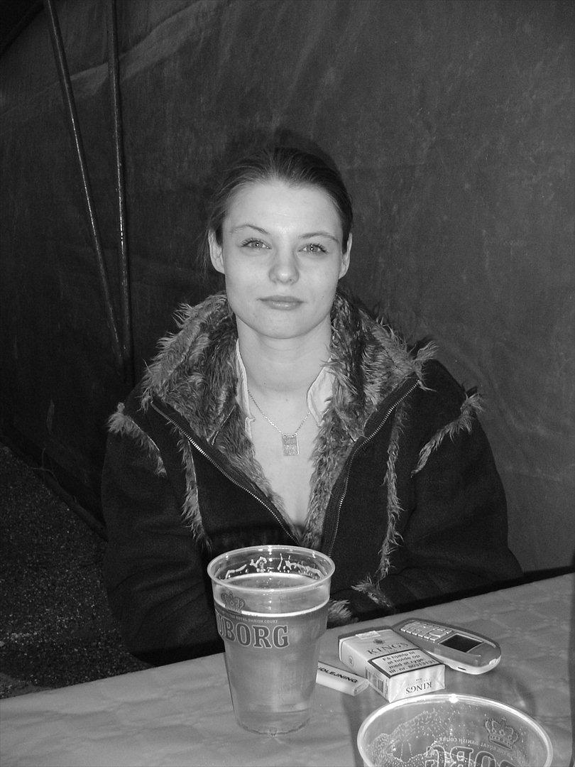 Kvinde Nina kære Nina - Bryder mig ikke meget om at få taget billeder, så ser tit ret sur ud - er dog sjældent sur =) billede 6