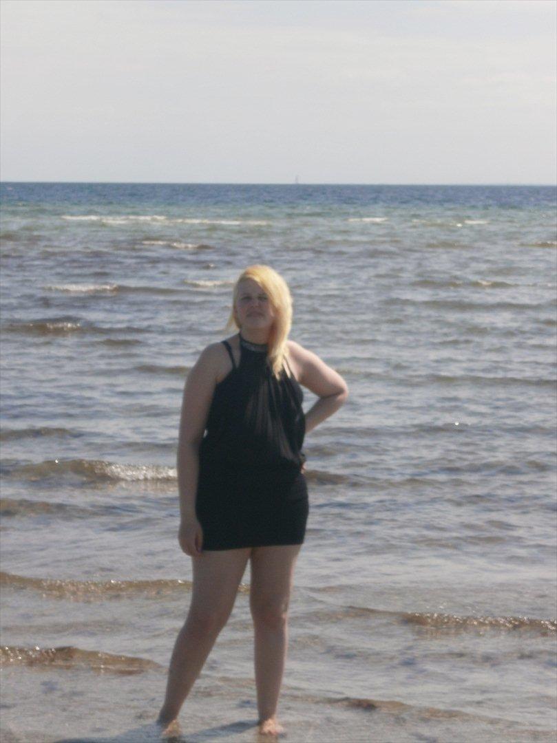 Kvinde Kitty - Hygge tur på stranden med min veninde som fotograft

Elsker dette billede kun begrund af vandet er baggrunden  billede 11