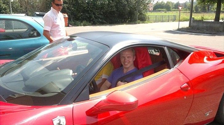 Mand Kristian - På vej ud og køre en tur i en Ferrari 458 Italia billede 8