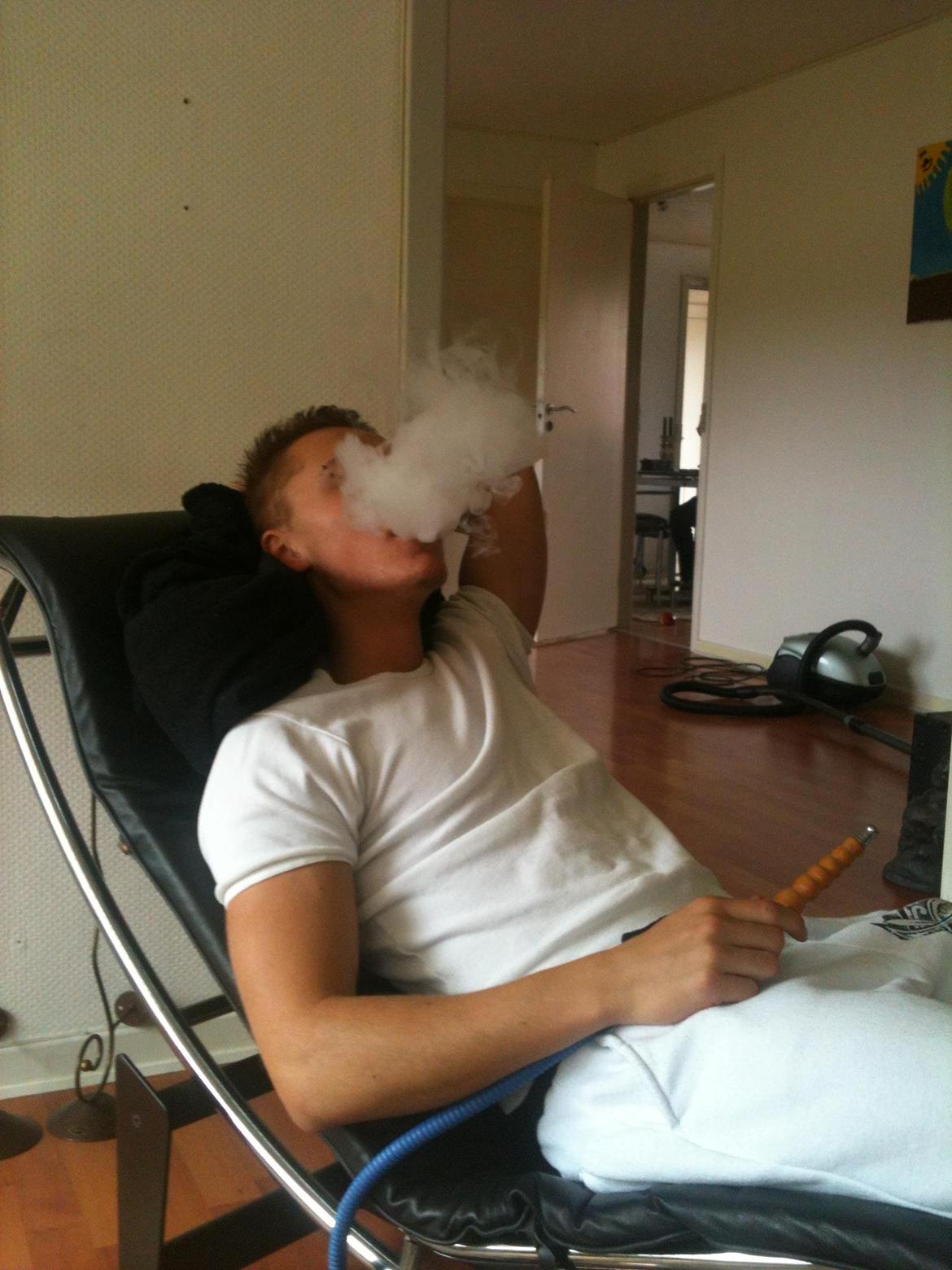 Mand Kasper - kan godt lide at tage en chiller med lidt vandpibe og en kold Red Bull :-)  billede 16