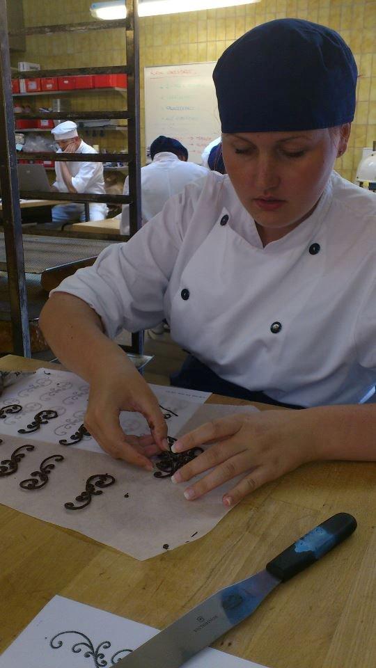 Kvinde Camilla - En dag på skolen - inde ved bageren skulle vi lege lidt med chokolade billede 15