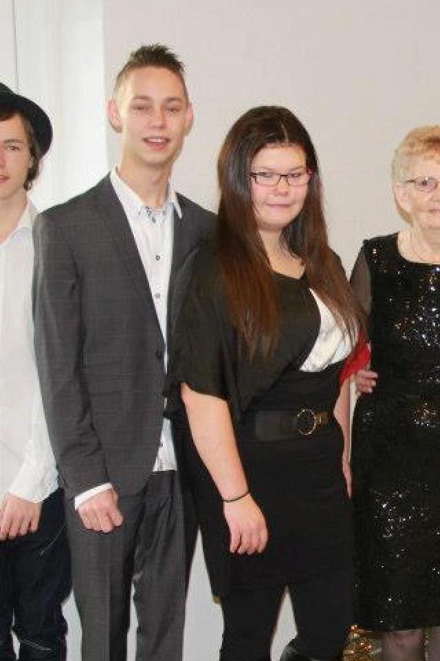 Kvinde Mia Vingtoft - Min dejligste fætter og min bedste ven!  .
til vores mormor/farmor og morfar/farfars Guldbryllup den 1 December 2012 <3 billede 5