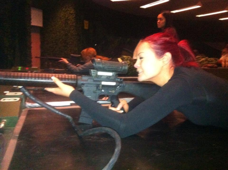 Kvinde Amanda B - mig i skydesimulator billede 10