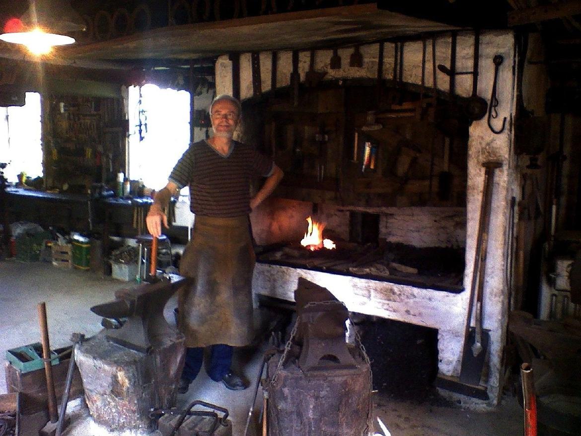 Mand Stig Colbjørn Nielsen - Der arbejdes i min gamle landsbysmedje billede 3