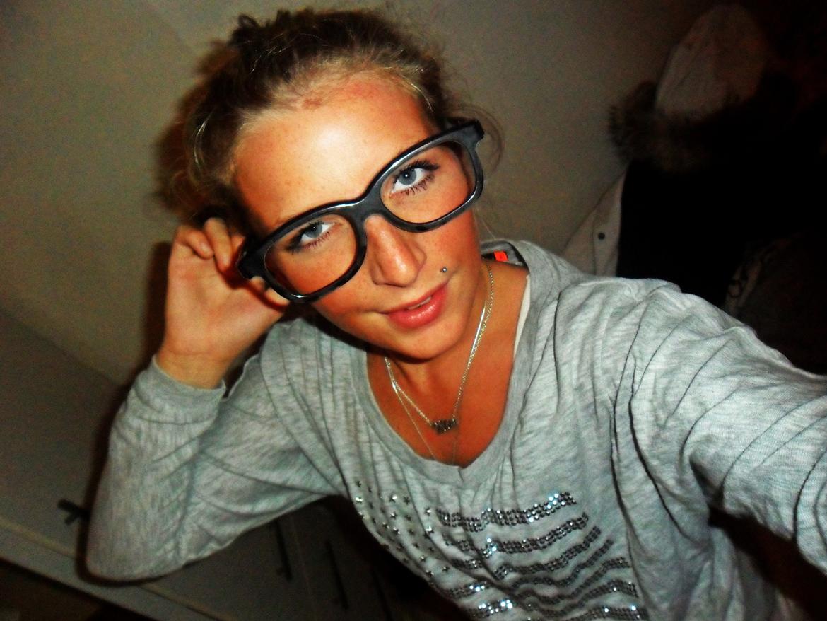 Kvinde Mia Sørensen - Man kan også se sød ud med briller hihi,(dog er det ikke rigtige briller) foto: mig selv. billede 11