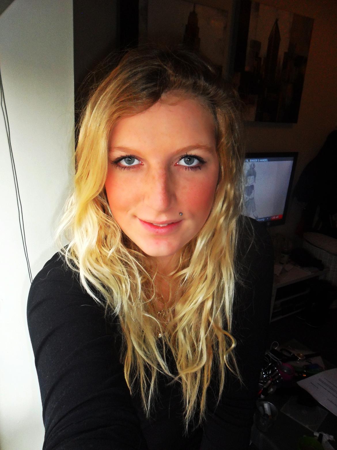 Kvinde Mia Sørensen - ikke altid er kvinder det stærkeste køn, men vi prøver altid og vise at vi er det, så vi får noget respekt <3 foto: mig selv. billede 8