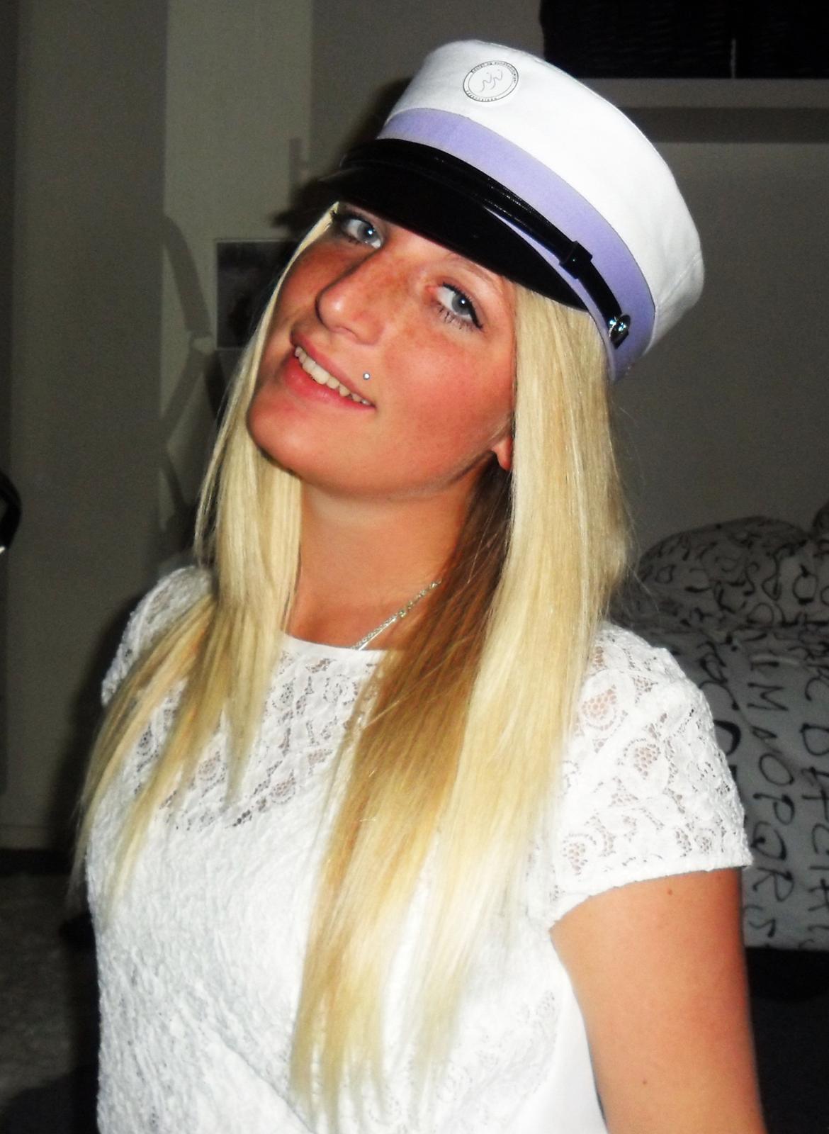 Kvinde Mia Sørensen - Uddannet sosu-hjælper 2012. student, en rigtig fed dag der er sket i mit liv. Fotograf: Nina Wulf billede 2