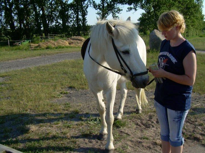 Kvinde Helene - taget da jeg gik i 10 klasse på efterskole billede 1