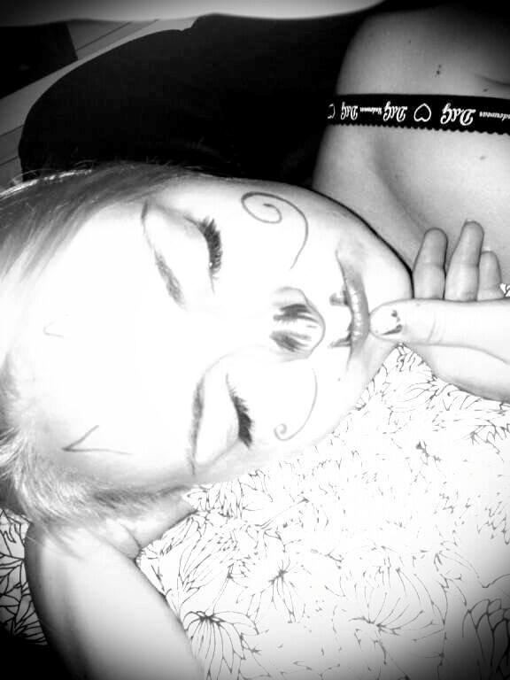 Kvinde Pjok - Det er der sker når man falder i søvn først! billede 3