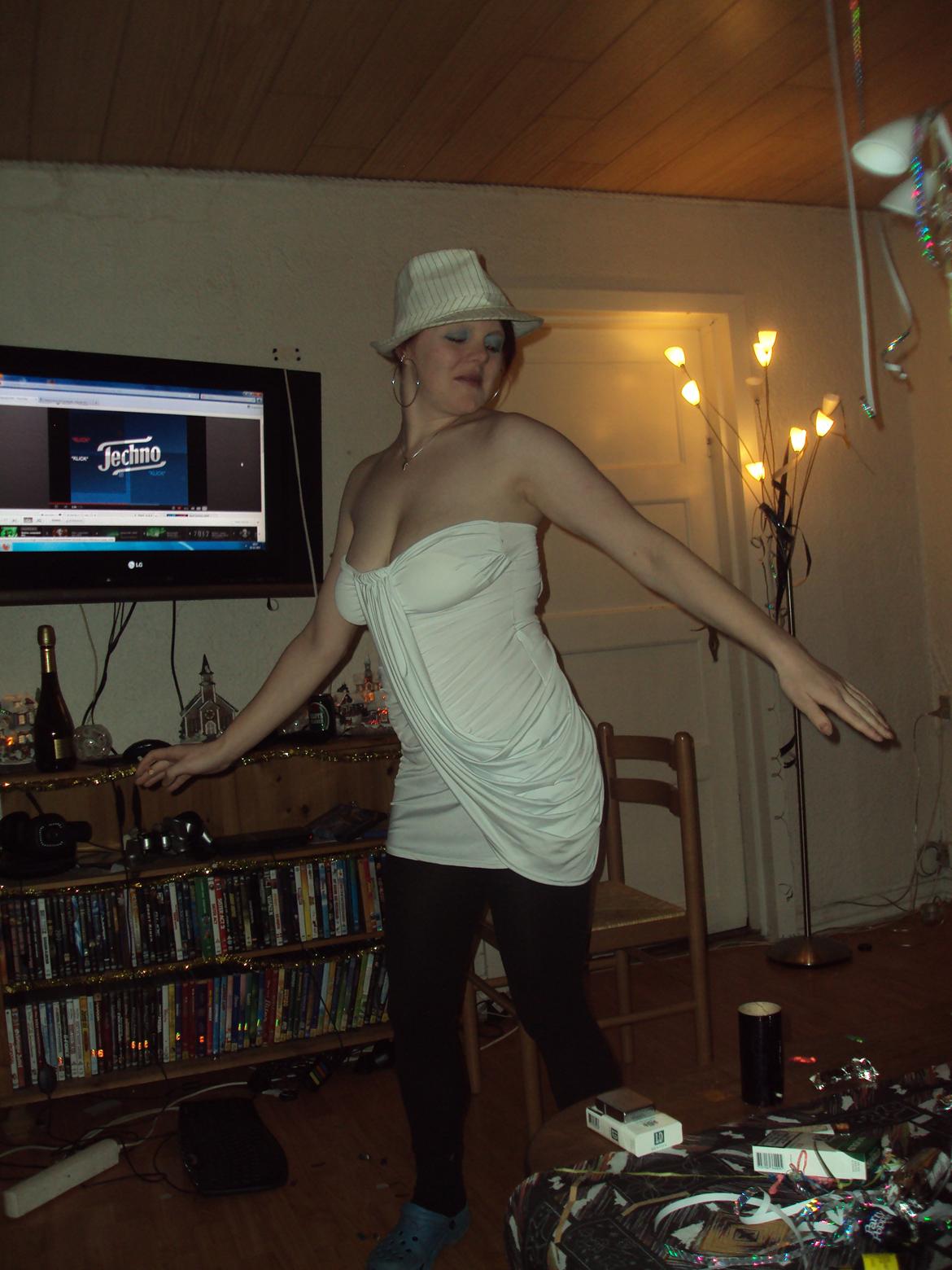 Kvinde Yankee aka Katja - Puha... Ja når man er fuld syntes man ikke selv man ser så dam ud.... Fandens tage de billeder :-P Fra Nytårsaften 2011/2012 billede 9