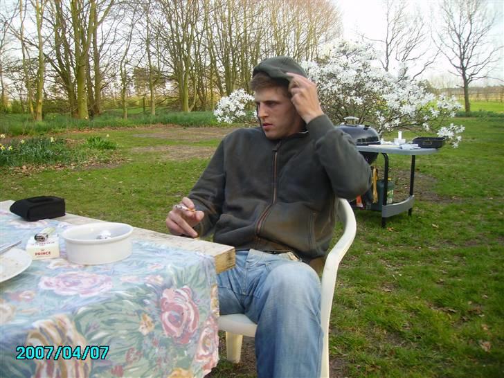 Mand DeNyS - Spiser mad fra grill!  men det var sgu ikke ligefrem varmt! billede 7