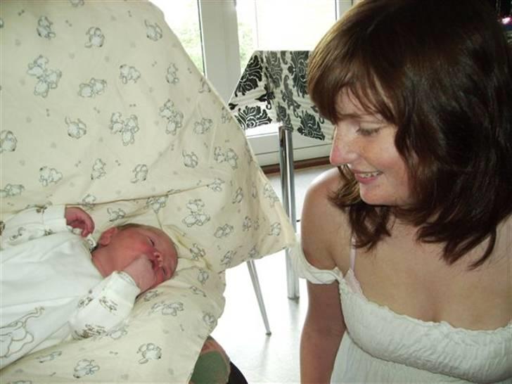 Kvinde Kristine - Jeg kigger på min lille søster  billede 4