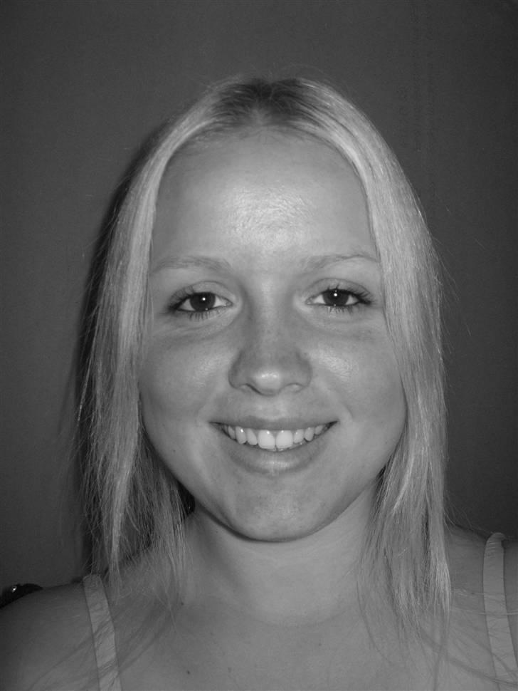 Kvinde Trine - Tja, det er så mig. Ganske almindelig, hunde-glad og er super glad for kæresten og min lille gut! billede 1