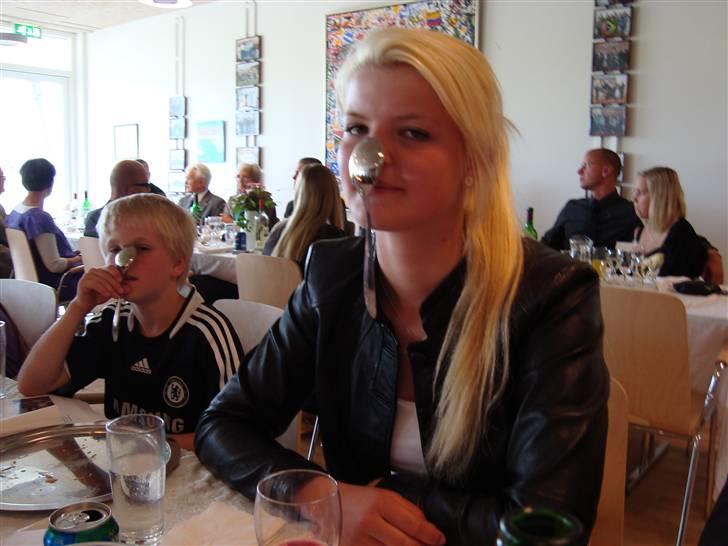 Kvinde Ann - Ja, jegf er da heller ikke til at have med nogle steder hen... Her er jeg til konfirmationsfest ved min kusine. Til sidst fik jeg hele børnebordet til at side med en ske på næsen =) billede 15