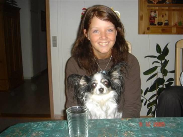 Kvinde Mia - mig sammen med mine forældres hund billede 1