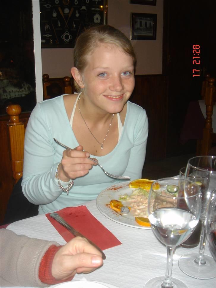 Kvinde Mia - ja.. her sidder jeg lige og får lidt og spise.. det skal jo os til ;-) billede 3