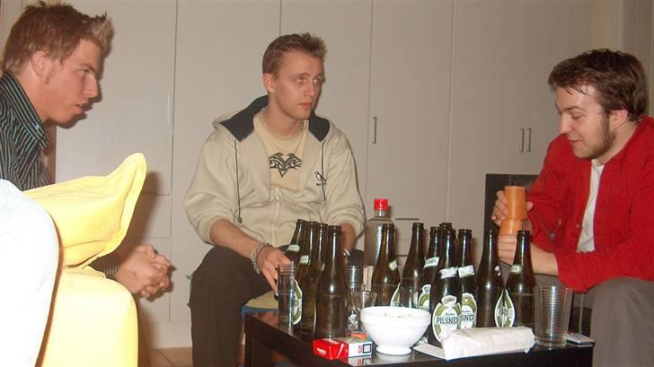 Mand Kim HP - NegerKim til venstre, Kenni/Unknown Source/Yamino i midten og så Anders/BigMac til noget preparty før et releaseparty billede 4