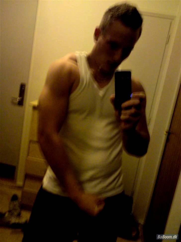 Mand Morten c - nyt billede. 21/1-09.   så skal starte til et veltrænet liv begynde snart. bliver nice at komme af med fedtet! som der er masser af.  :( billede 3