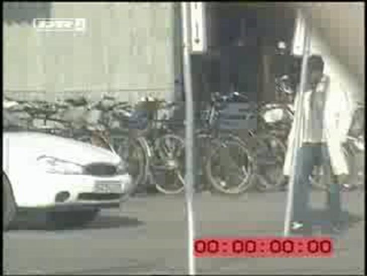 dal Politibetjent historie Omar Marzouk sælger stoffer foran en politistation - Sjove klips - Video -  Uploadet af » K.Reitz ™