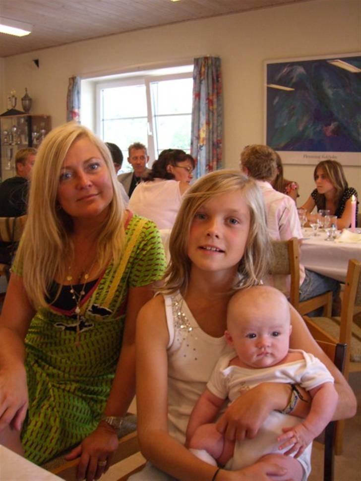 Barnedåb! - Moster lone og kusine frederikke med mig billede 15