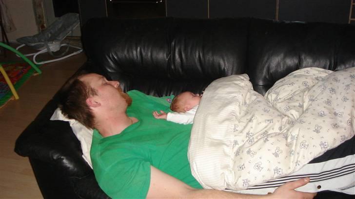 Hyggestunder. - Hygge stund med far blev lavet om til sovetime med Janus :-) billede 2
