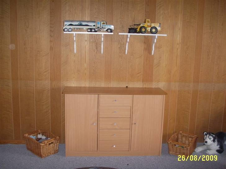 Ting til lillemand.. - Lidt af hans kommode.. På den vide linje, vil der komme sådan noget tapebord :) Men postmanden er stadig ikke kommet med det :) billede 6