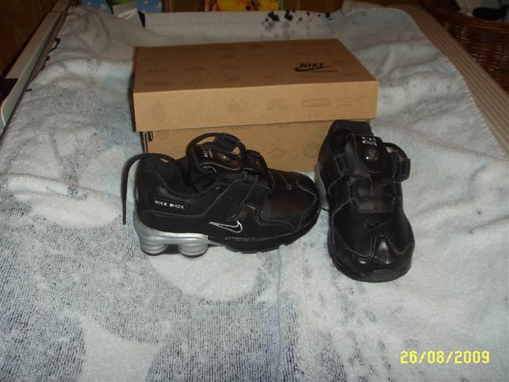 Ting til lillemand.. - Nike shox sko :) Han skal jo gerne ligne sin far, selvom der går længe før han kan passe dem.. De er en str 22 :) billede 38