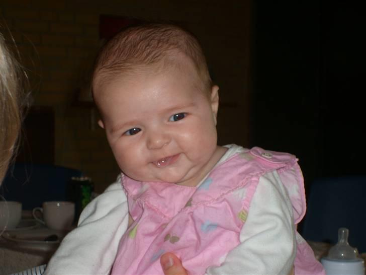 Mine dejlige prinsesser Lærke og Anna.  - Lærke til hendes dåb 3 mdr gammel. billede 2