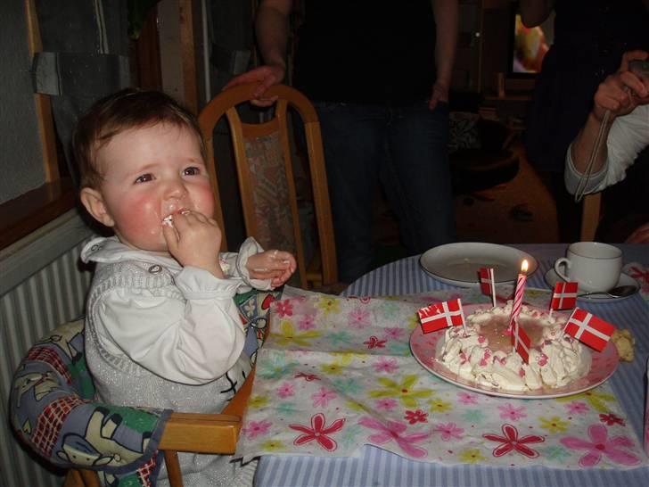 Mine dejlige prinsesser Lærke og Anna.  - Lærke på sin 1 års fødeselsdag. billede 3
