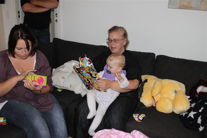 Cecilie`s 1 års fødselsdag. - Farmor og faster hjælper med gaverne. billede 4
