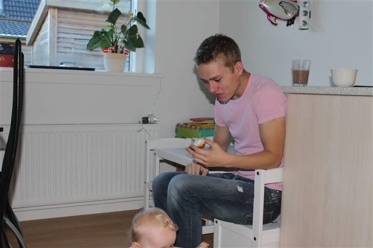 Cecilie`s 1 års fødselsdag. - Far spiser morgenmad ved mit nye bord og stole sæt. billede 6