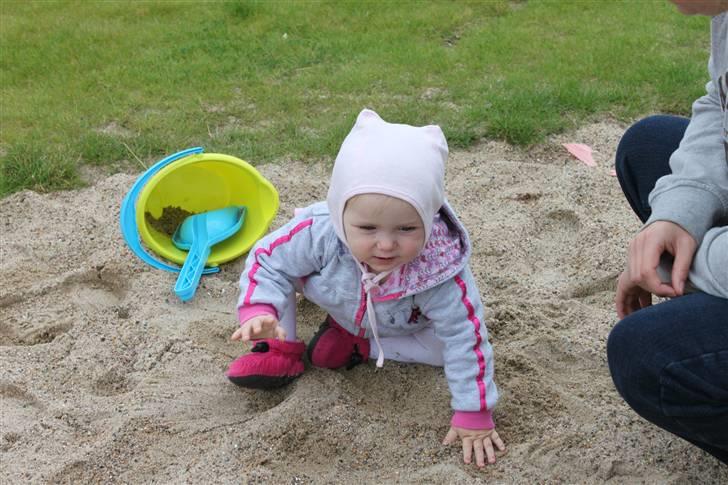 Cecilie`s 1 års fødselsdag. billede 13