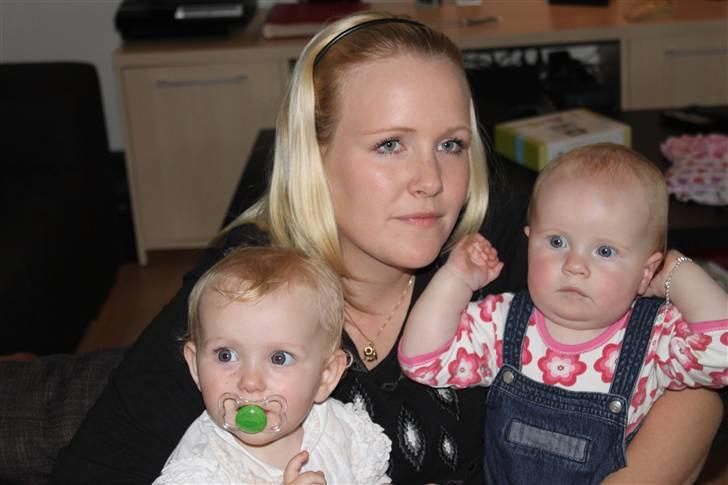 Cecilie`s 1 års fødselsdag. - Moster Maria og Kusine Jennifer. billede 16