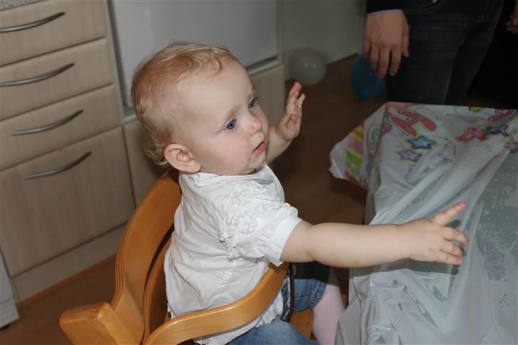 Cecilie`s 1 års fødselsdag. billede 19