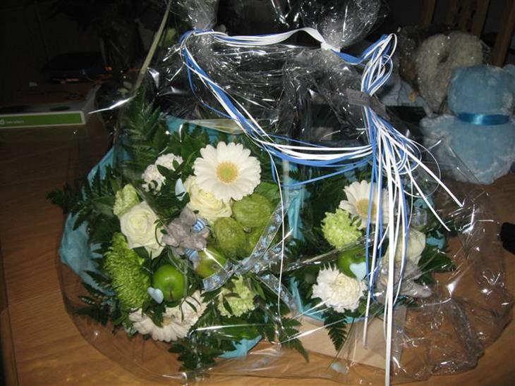 Blomster til mor og gaver til Milas - Mor og barn buket fra far billede 5