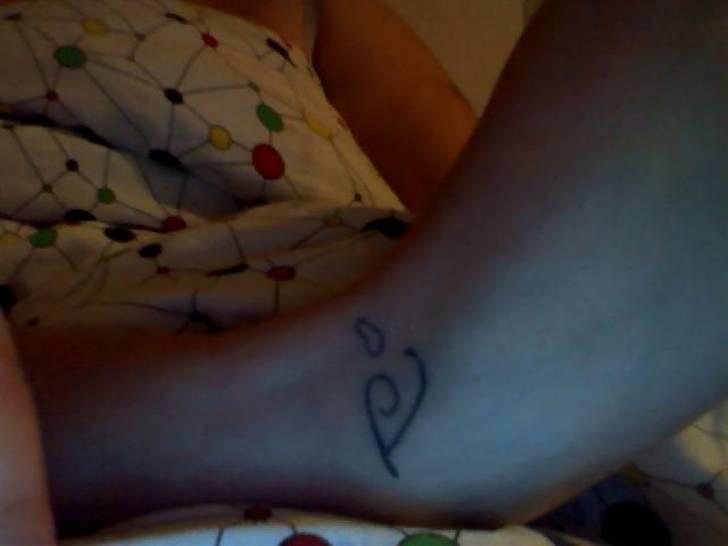 Mine tattoo - Min kærestes forbokstav ( t ) og et hjerte. 
det er på foden. 
ikke så godt taget,. billede 1
