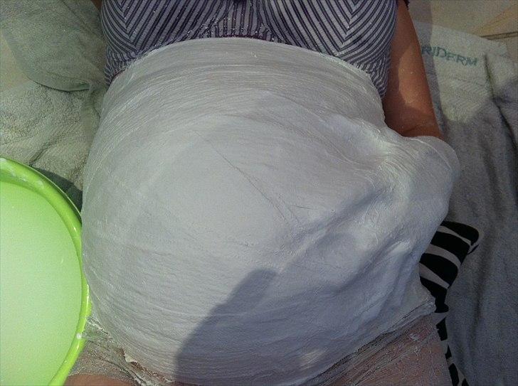 Gips afstøbning af maven :) - Mens jeg ligger med den på .. billede 9