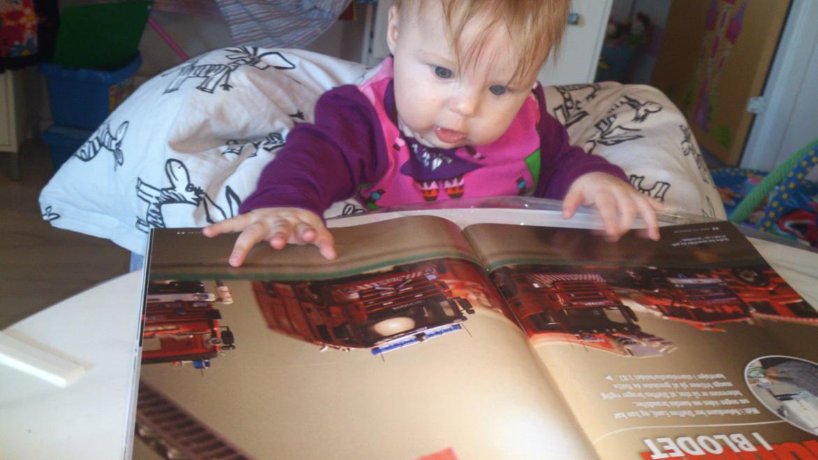 Freya på 5 mdr - læser lige road life.. billede 4