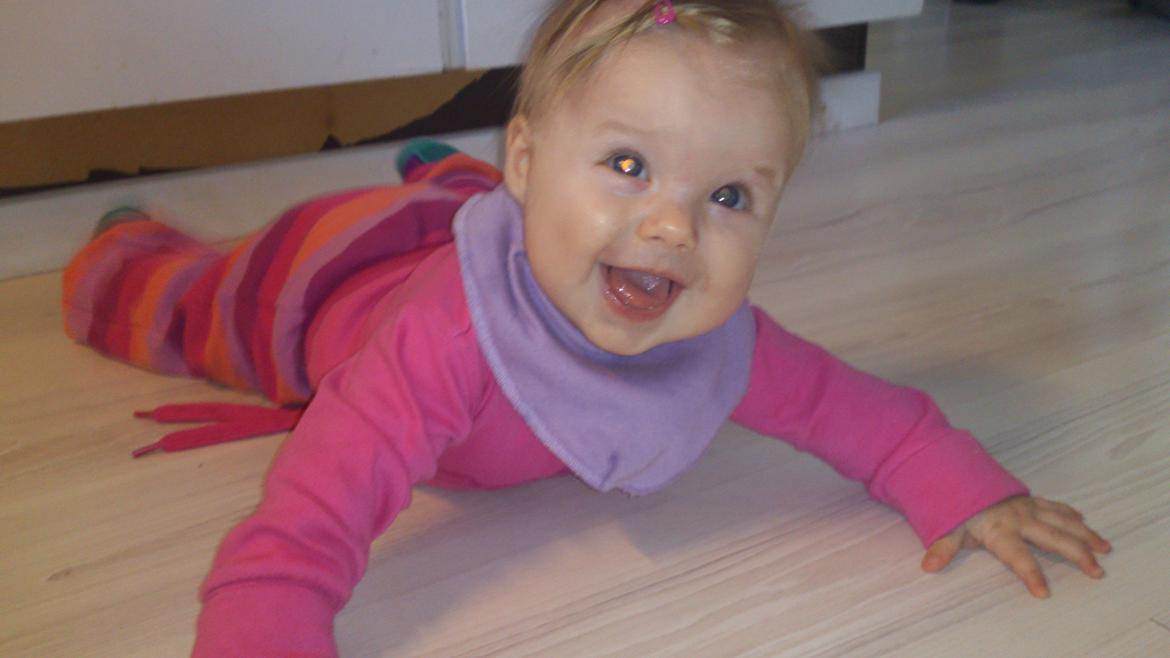 Freya på 5 mdr - med mor i køkkenet.. billede 13