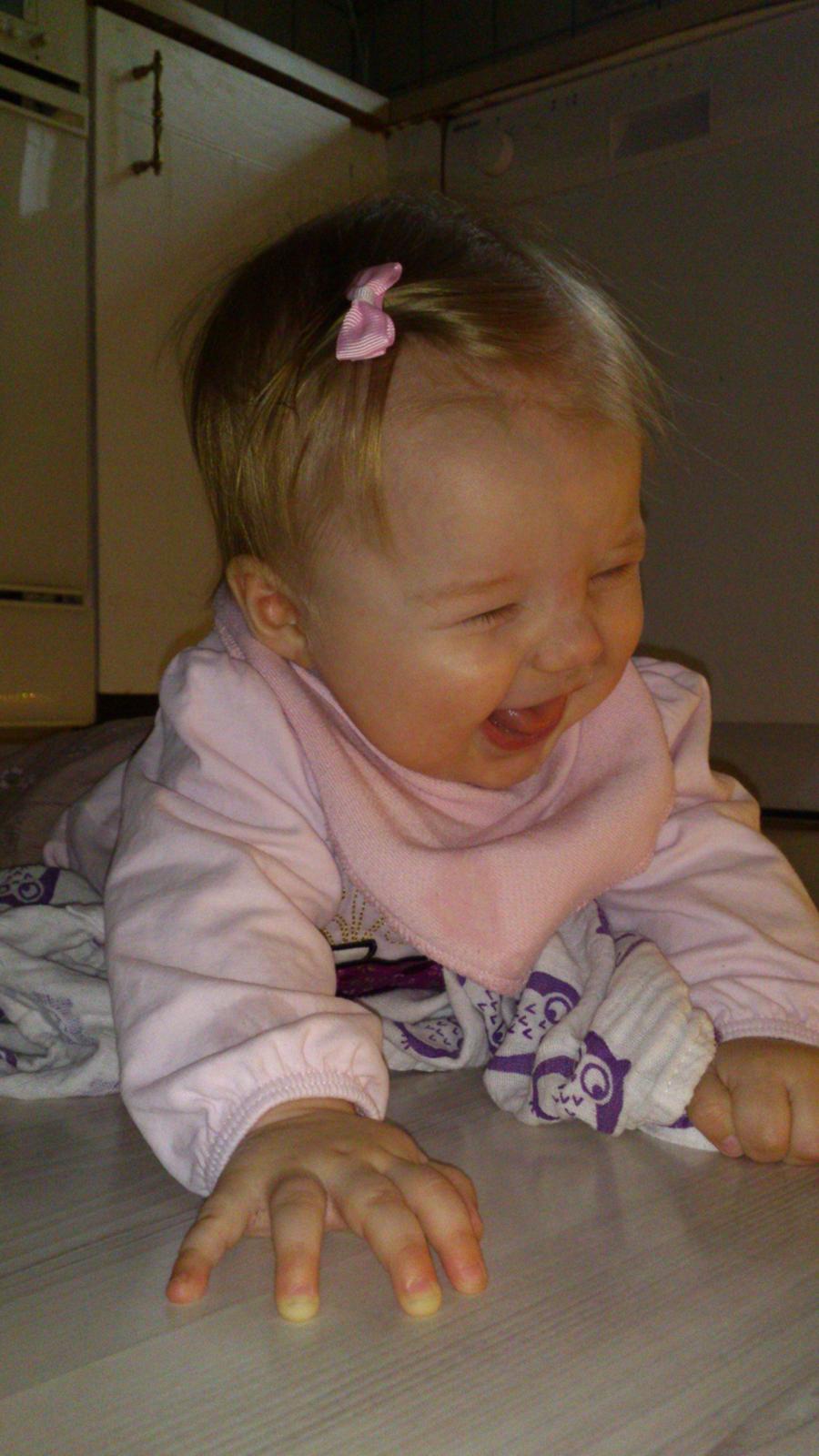 Freya på 5 mdr - freya der er færdig af grin.. billede 19