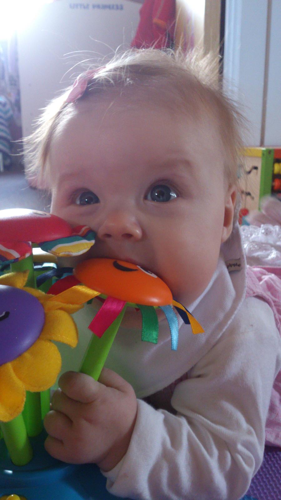 Freya på 5 mdr - mums den blomst er god... billede 20